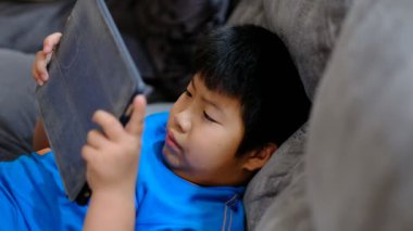 Çocuk tablet izliyor, çocuk bağımlı çizgi film