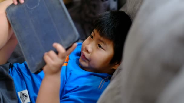 Kid Watching Tablet Jongen Verslaafd Cartoon — Stockvideo