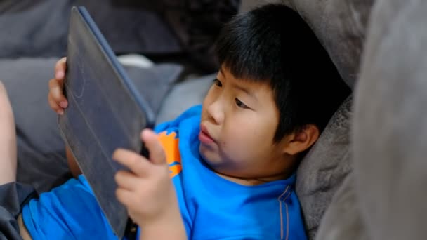 Kid Watching Tablet Jongen Verslaafd Cartoon — Stockvideo