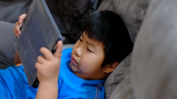 Niño Viendo Tableta Chico Adicto Dibujos Animados — Vídeos de Stock