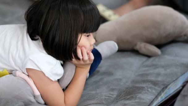 Chino Niño Adicto Teléfono Chica Asiática Jugando Smartphone Niño Viendo — Vídeos de Stock