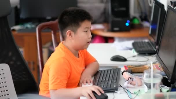 Asiatische Junge Student Lernen Online Laptop Hause Neue Normalität Glücklicher — Stockvideo