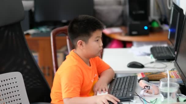 Студент Азіатського Хлопця Який Вчиться Вдома Онлайн Ноутбуку Новий Нормальний — стокове відео