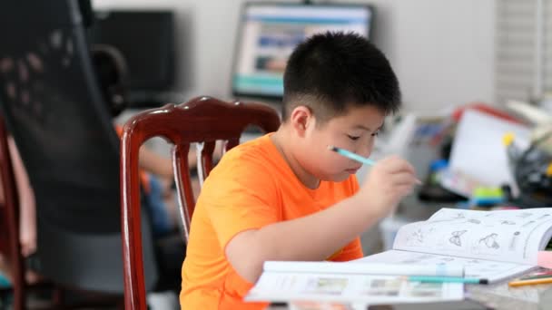 Fiú Csinál Házi Feladatot Gyerek Írás Papír Oktatási Koncepció Vissza — Stock videók