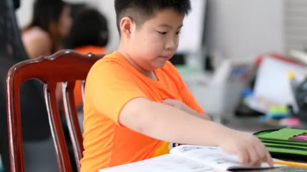 Niño Haciendo Tarea Papel Escritura Del Niño Concepto Educación Vuelta — Vídeo de stock