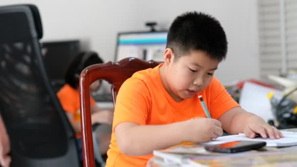 Jongen Doet Huiswerk Kind Schrijven Papier Onderwijs Concept Terug Naar — Stockvideo
