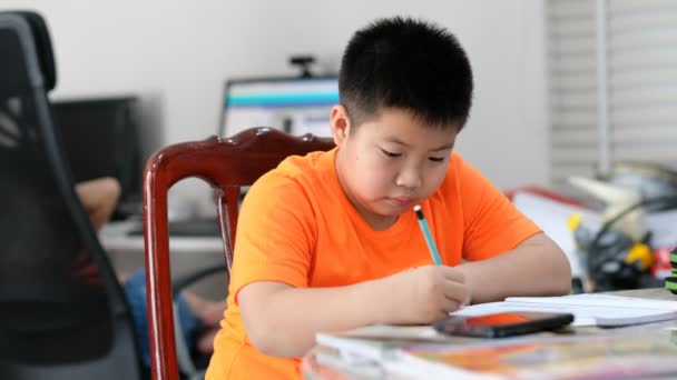 Niño Haciendo Tarea Papel Escritura Del Niño Concepto Educación Vuelta — Vídeo de stock