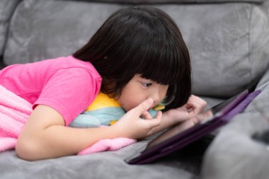 Çinli çocuk bağımlı telefon, Asyalı kız akıllı telefon oynuyor, çocuk araba izliyor.