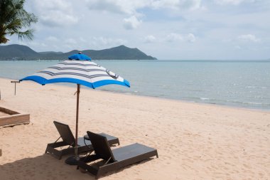 Plaj şemsiyesi, dinlenme zamanı, aileyle tatil.