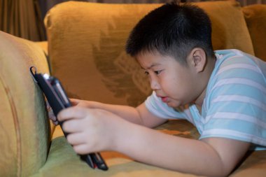 Çocuk tablet izliyor, çocuk da bağımlı.