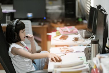 Asyalı çocuklar çevrimiçi bilgisayar, ev okulu öğreniyor