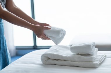 Otel temizliği, banyo havlusu, beyaz yatak, oda servisi.