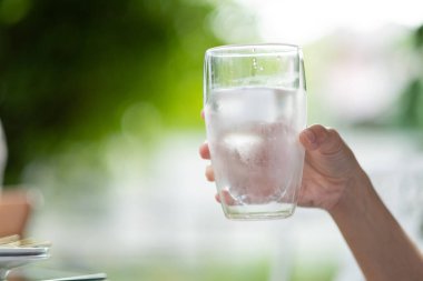 Yakından temiz su içen el, sağlık hizmeti konsepti