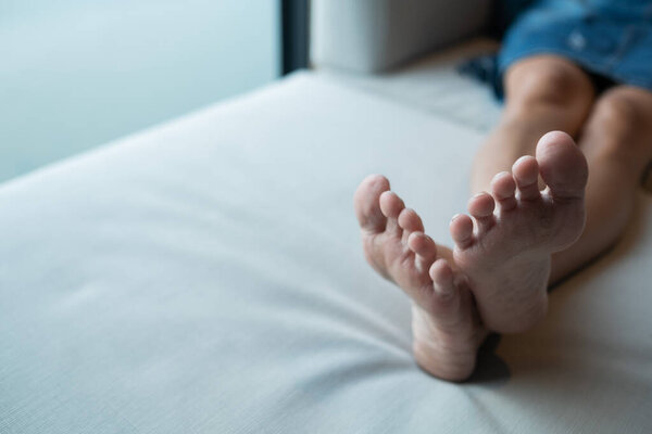 Крупный план Грязные ноги на полу