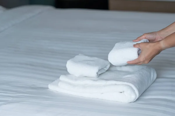 Καθαρισμός Ξενοδοχείου Πετσέτα Μπάνιου Λευκό Κρεβάτι Υπηρεσία Δωματίου — Φωτογραφία Αρχείου