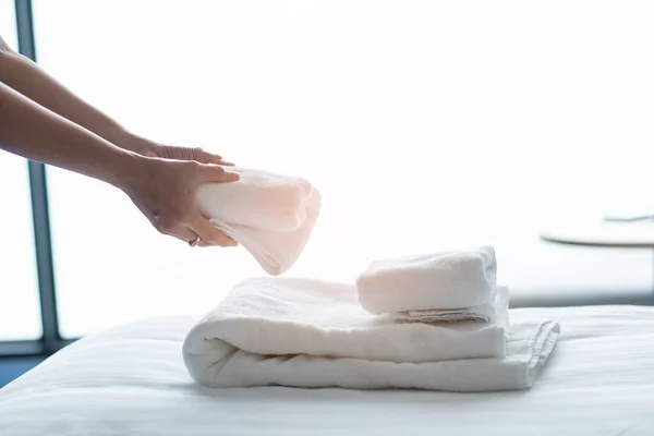 Καθαρισμός Ξενοδοχείου Πετσέτα Μπάνιου Λευκό Κρεβάτι Υπηρεσία Δωματίου — Φωτογραφία Αρχείου