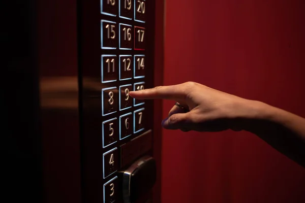 Толчок Вверх Пальцем Подъем Лифте — стоковое фото