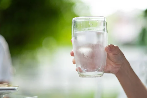Tangan Closeup Minum Air Tawar Keangkuhan Kesehatan — Stok Foto