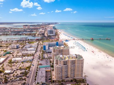 Bahar tatili ya da Florida 'da yaz tatili. Okyanus sahili. Amerika 'da oteller, restoranlar ve tatil köyleri. Mavi turkuaz renkli su. Amerikan Sahili veya Meksika Körfezi kıyısı. Clearwater Sahili FL. Hava görünümü