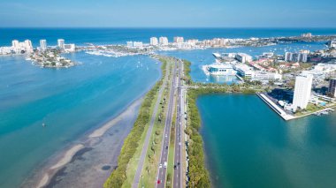 Sahil yolu. Okyanus ya da Meksika Körfezi 'ndeki hava manzarası. Bahar tatili ya da Florida 'da yaz tatili. Oteller, restoranlar ve tatil köyleri. Turkuaz renkli su. Clearwater Sahili FL. Tropikal Doğa.
