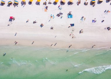 Halk plajı. Florida sahilindeki insanlar. Bahar tatili ya da yaz tatili. Okyanus ya da kıyı körfezi Meksika. Uçan Drone 'dan Hava Görüntüsü.