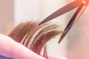 Kadın tıraşı. Saç ve makas veya makas. Kuaför kız için yeni bir saç stili yapıyor. Müşteri kadın. Profesyonel berber aksesuarları. Birinci sınıf güzellik salonu.. 