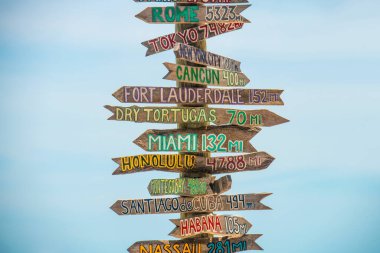 Plajdaki dünyanın farklı yerlerinin yönlerini gösteren oklarla imzala. Fort Zachary Taylor Tarihi Eyalet Parkı. Key West, Florida. 