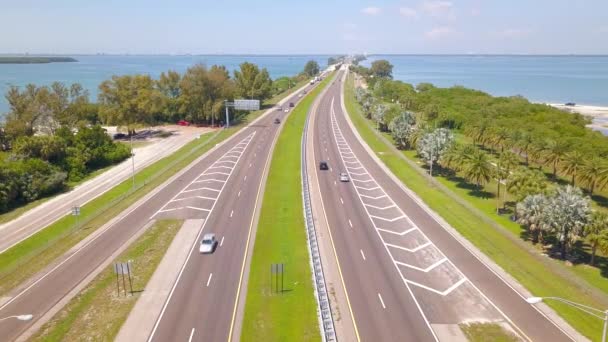 公路或高速公路 汽车和卡车的道路 路上堵车了任何交通工具的公路 美国最好的旅行道路 佛罗里达州的海洋或墨西哥湾 空中景观 — 图库视频影像