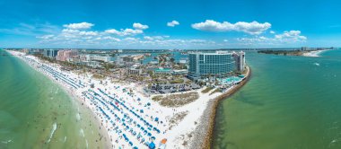 Florida 'da yaz tatili. Ocean Beach Panorama ve Resorts in US. Suyun mavi turkuaz rengi. Amerikan kıyısı ya da kıyısı. Meksika Körfezi 'ndeki ada. Clearwater Sahili FL. Şehrin hava görüntüsü