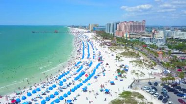 Florida 'da yaz tatili. Ocean Beach Panorama ve Resorts in US. Suyun mavi turkuaz rengi. Amerikan kıyısı ya da kıyısı. Meksika Körfezi 'ndeki ada. Clearwater Sahili FL. Şehrin hava görüntüsü