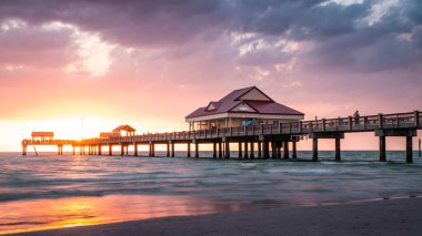 Gün batımlı güzel bir deniz manzarası. Balıkçı iskelesi. Yaz tatilleri. Clearwater Plaj İskelesi 60. Okyanus ya da Meksika Körfezi. Florida cenneti. Tropikal doğa. Seyahat acentesi için iyi.