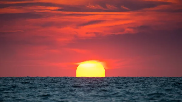 Naplemente Vagy Napnyugta Óceánhorizont Vörös Felhők Égen Nyári Szünet Gyönyörű — Stock Fotó