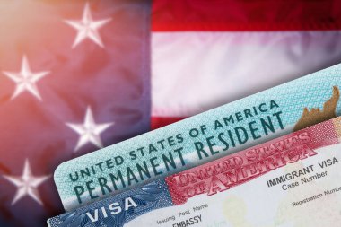 Amerika Birleşik Devletleri göçmen vizesi. Yeşil Kart Amerikan daimi sakini. İş ve Seyahat belgeleri. Göçmen bürosu. ABD Büyükelçiliği. Pasaportunda vize var. Arka planda Amerikan hükümeti bayrağı. 