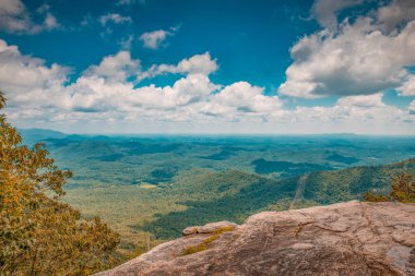 Dağlar manzaralı. Yürüyüş turu. Aktif yaz tatili. Seyahat acentesi ya da kartpostal geçmişi. Beyaz bulutlu güzel mavi gökyüzü. Tennessee 'deki Smoky Dağları. Amerika Birleşik Devletleri.