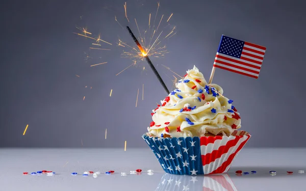 Cupcake American Flag Brilhantes Fogos Artifício Acendem Bolo Julho Independência — Fotografia de Stock