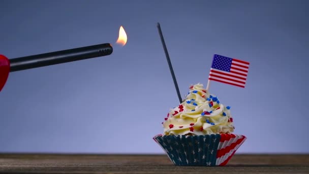Cupcake American Flag Sparklers Fireworks Lights Burning Cake 4Th July — Stock Video