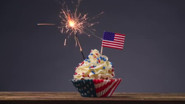 Cupcake American Flag Chispas Fuegos Artificiales Encienden Pastel Julio Día — Vídeo de stock