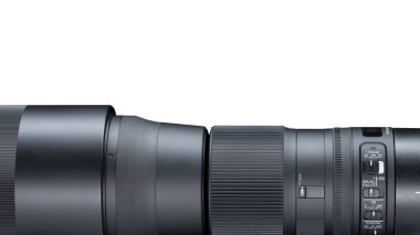 Kamera lensi. Dijital DSLR kamera aynası ya da aynasız için profesyonel fotoğraf ve video optik lensler. Çağdaş süper telefoto yakınlaştırma lensi. Fotoğraf stüdyosu ekipmanları. Yüksek çözünürlüklü fotoğraf.