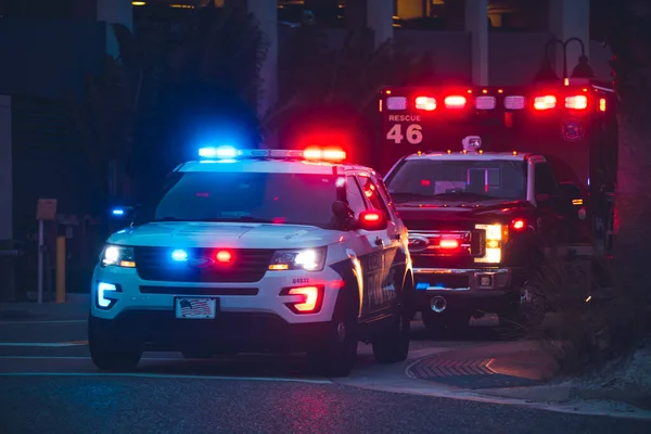 警车和有蓝灯和红灯的应急卡车 医疗救援复苏的帮助 调查犯罪 警察逮捕 侦探事务所 照片有一种黑暗的戏剧性的色调 — 图库照片