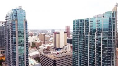 Şehir merkezi. Skyline ya da gökdelenler. Güzel bir Amerikan şehri. Cam ve güçlendirilmiş beton bina ve ticari binalar. Hava görüntüsü. Tampa, Florida, ABD. 7 Temmuz 2021 