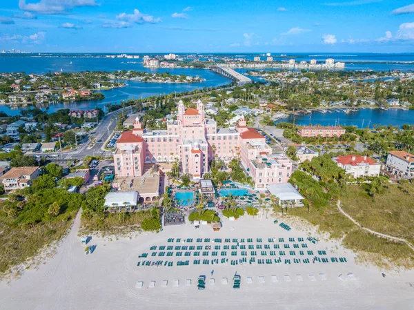 Yaz tatilleri. St. Pete Plajı Florida. Okyanus plajı, ABD 'deki oteller ve oteller. Tuzlu suyun mavi turkuaz rengi. Meksika Körfezi 'ndeki Amerikan sahili ya da kıyı şeridi. St Petersburg Clearwater Florida.