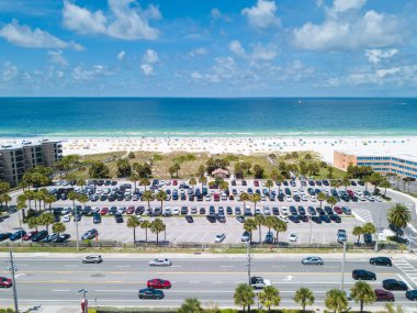 Yaz tatilleri. St. Pete Plajı Florida. Okyanus plajı, ABD 'deki oteller ve oteller. Tuzlu suyun mavi turkuaz rengi. Meksika Körfezi 'ndeki Amerikan sahili ya da kıyı şeridi. St Petersburg Clearwater Florida