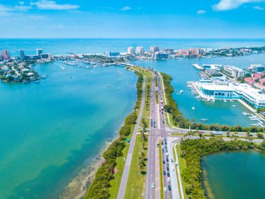 Sahil yolu. Clearwater Beach FL 'deki Panorama Havacılık. Okyanus ya da kıyı körfezi Meksika. Bahar tatili ya da Florida 'da yaz tatili. Oteller, restoranlar ve tatil köyleri. Amerika Birleşik Devletleri
