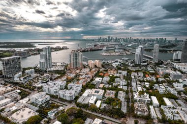 Miami mi? Miami Beach Florida 'da. Güney Miami Beach FL 'in panoraması. Atlantik Okyanusu. Dramatik şehir manzarası, deniz manzarası. Büyük Amerikan şehri. Florida 'da yaz tatili. Ada 'daki otellerin ve otellerin hava manzarası