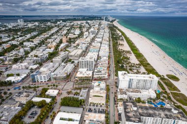 Miami Beach Florida 'da. Ocean Drive 'da. Güney Miami Beach FL 'in panoraması. Atlantik Okyanusu. Şehir manzarası, deniz manzarası. Büyük Amerikan şehri. Florida 'da yaz tatili. Ada 'daki otellerin ve otellerin hava manzarası