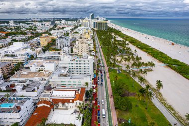 Miami Beach Florida 'da. Ocean Drive 'da. Güney Miami Beach FL 'in panoraması. Atlantik Okyanusu. Şehir manzarası, deniz manzarası. Büyük Amerikan şehri. Florida 'da yaz tatili. Ada 'daki otellerin ve otellerin hava manzarası