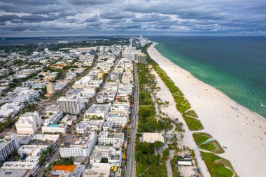 Miami Beach Florida 'da. Ocean Drive 'da. Güney Miami Beach FL 'in panoraması. Atlantik Okyanusu. Şehir manzarası, deniz manzarası. Büyük Amerikan şehri. Florida 'da yaz tatili. Ada 'daki otellerin ve otellerin hava manzarası