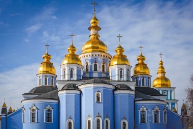 St. Michael'ın Golden-Domed Manastırı bulutlar ile mavi gökyüzü altında