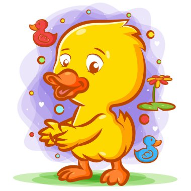 Küçük sarı bir ördeğin çizgi filmi yeşil çimlerin üzerinde dans eden mutlu yüzlü