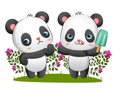 Bir çift panda dondurma yerken, diğeri resmin hüzünlü bir ifadesini sergiliyor.